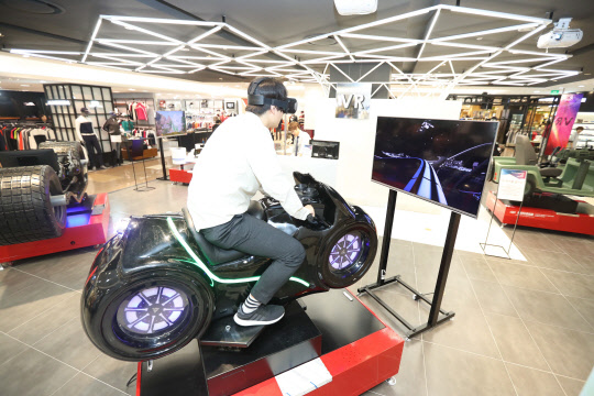 28일 롯데백화점 부산본점 내 VR(가상현실) 전문매장에서 고객이 가상 스포츠를 체험하고 있다. 롯데백화점 부산본점은 2년간 증축 공사를 마무리하고 이날 그랜드 오픈했다. 영업면적은 6만㎡에서 8만4천여㎡로 늘어났다.